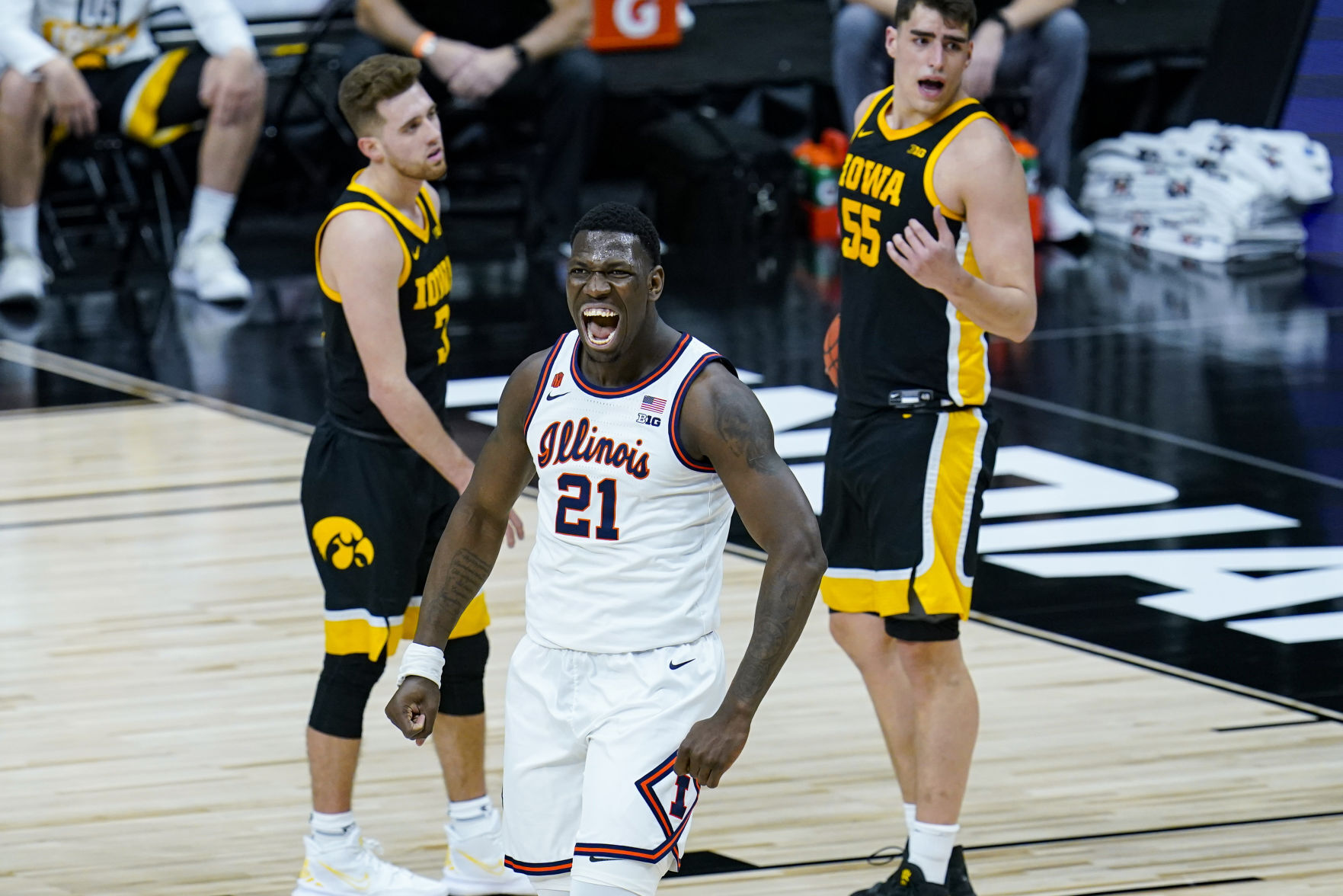APTOPIX B10 Iowa Illinois Basketball